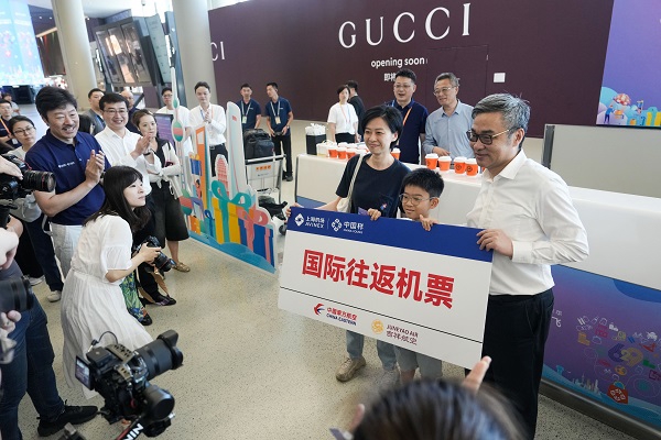 宝利配资 让暑运“样YOUNG精采满载而飞”，上海机场举行第二届品牌日暨暑促嘉年华